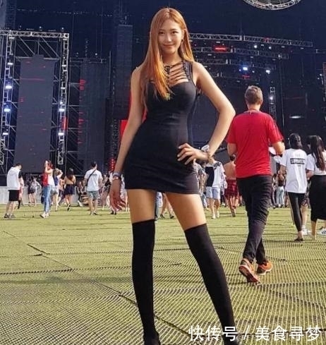 不失|街拍:性感身材经典时尚的美女,个性百搭又不失时尚!