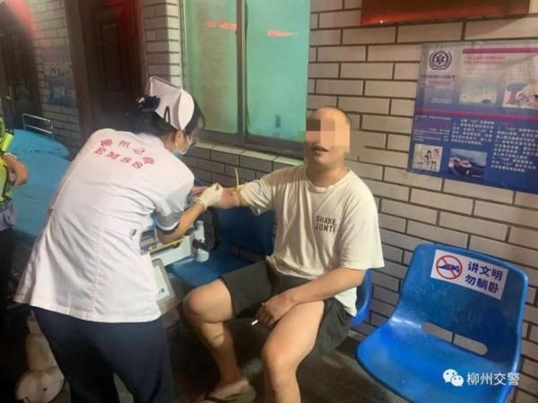  吴某|广西一男子爬上引擎盖大闹测酒现场 扬言律师来了才配合检查