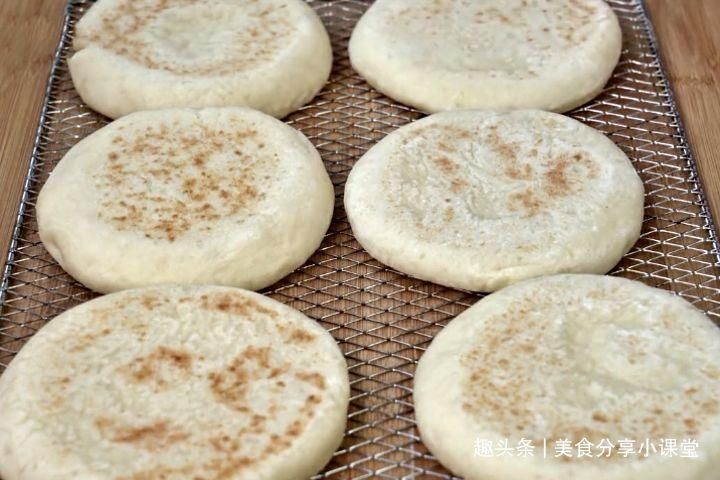  夹肉|秋天馒头包子靠边站，多吃此面食，外酥里软，夹肉夹菜都好吃