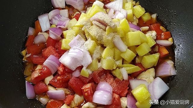 土豆|土豆和胡萝卜还能一起这么做,加上鸡胸肉和洋葱,味美好吃特解馋