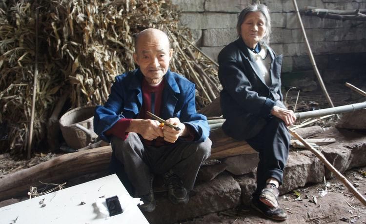  活成|老夫妻隐居山洞56年，吃腊肉喝自酿酒，常有野兽敲门，看活成啥样