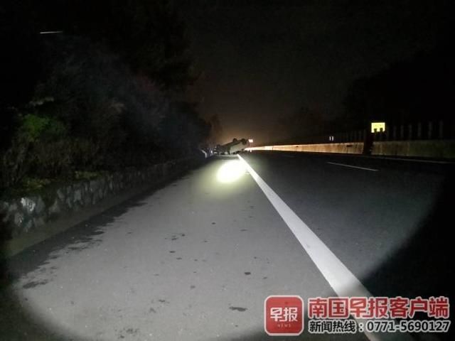  司机|高速上小车翻车3人被困 过路司机“教科书式”救人