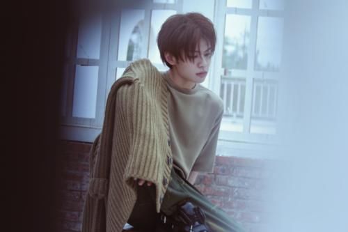 合影|鹿晗综艺新路透曝光,R1SE成员也参加,蹲在地上合影像画报