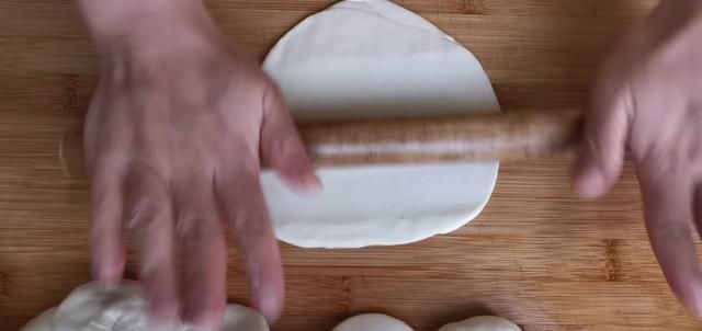  婆婆|婆婆每次来都让我做的卷饼，一次烙两张，薄如纸，又软又劲道。