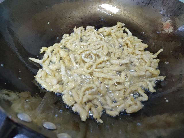 滑嫩|1分钟学会经典家常菜,香辣美味,肉丝滑嫩,一大盘不够吃