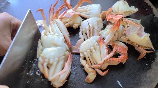 好吃|蒜蓉螃蟹的家常做法,很好吃的一道美食,简单美味,想吃就做