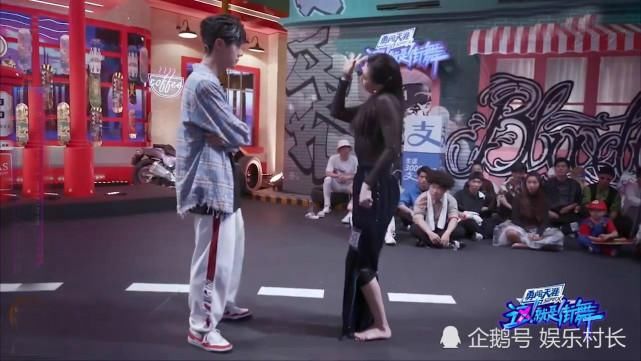  张艺兴|《街舞3》开播，王一博被撩憨厚回击“你要补一下妆”，与张艺兴互称曝光