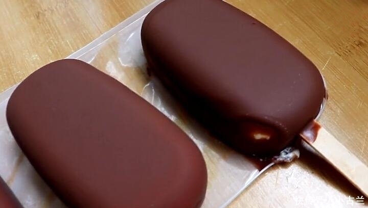 鸡蛋|自制脆皮雪糕,2个鸡蛋一包奶,简单一做酥脆细腻,比冰淇淋好吃