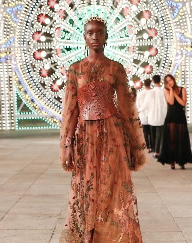  Dior|Dior 在意大利举办了一场没有观众的线下早春发布秀