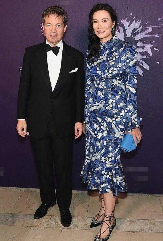  六边形|邓文迪这次造型突破太大了！一袭＂六边形＂肚兜裙，显瘦又高级