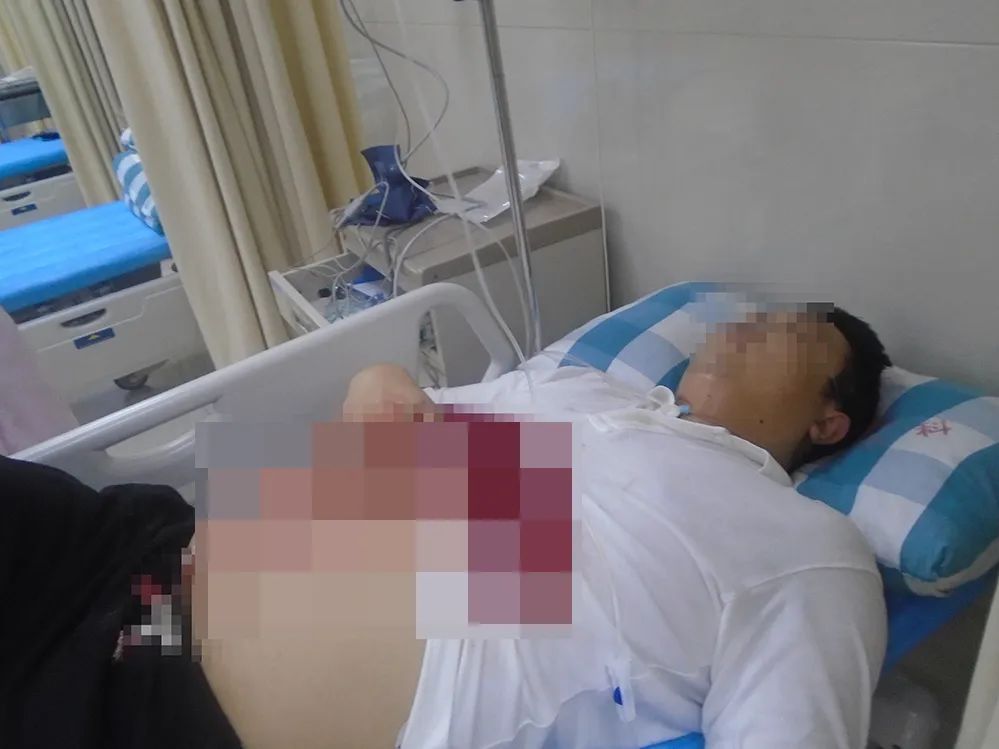  持刀|因为微信群吵了几句，海宁一男子持刀将同事捅伤……