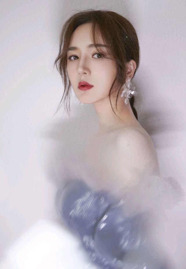  马尾|靳梦佳把头发扎成低马尾好温柔，身穿亮片雾霾蓝连衣裙，优雅大气