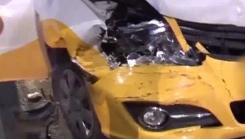  事故的发生|女司机误踩油门追车两辆，丈夫到现场后追打50米：没你这么败家的