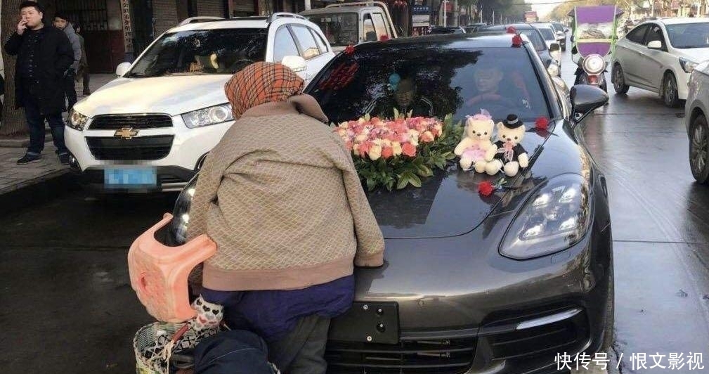 组队|大爷大妈组队拦婚车要红包，司机：专挑好日子等在路边