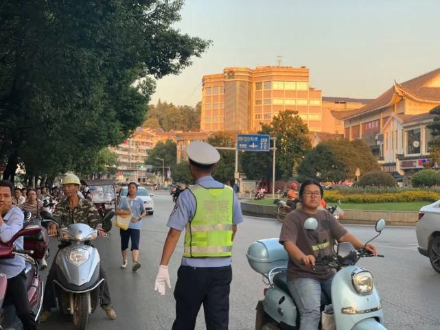 乱停乱放|【创文进行时】婺源交警在行动