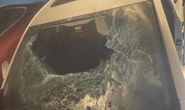  男子|女子怒砸9辆车，事后留男友电话，男子：我们是普通朋友