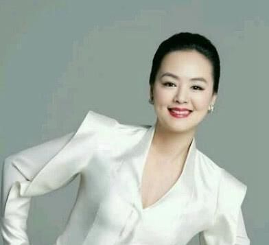 同学|她是央视主持人,和白岩松是同学,被高晓松爱慕如今54岁依旧优雅