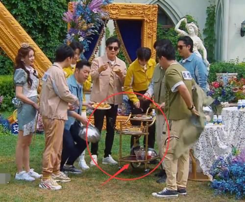  节目|蔡徐坤输了游戏要付账六百块，下意识的反应暴露消费水平，兜不住了