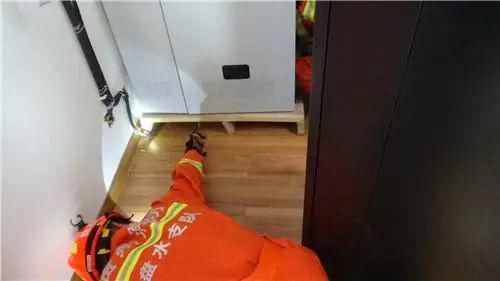 消防指战员|蛇又闯进居民家里,还是消防员出手擒拿