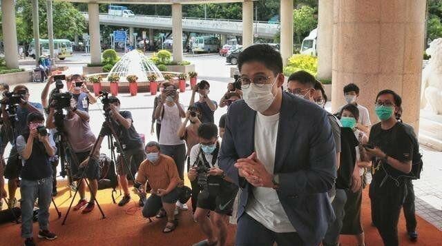  紧扣|三萌娃围餐桌看爸爸直播，郭晶晶助阵霍启刚参选，十指紧扣超恩爱