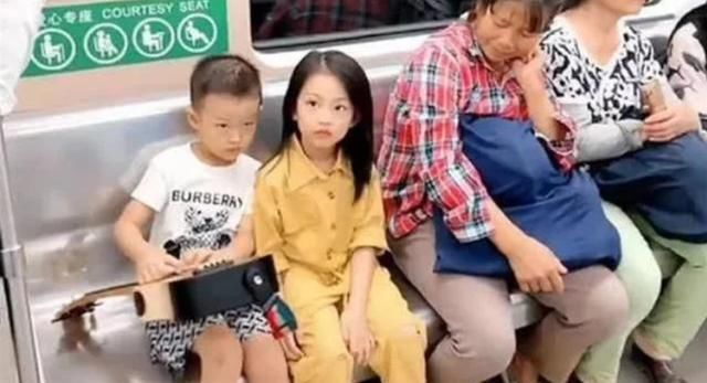 乘客|地铁上姐弟俩的坐姿，让乘客竖起大拇指，这才是“富养”出的孩子