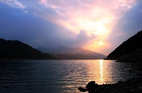  感情|品读《苏幕遮》，思绪里的故乡，早已容不下我们的壮志雄心