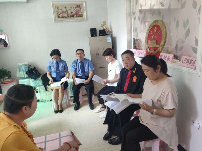 法庭|国法无情人有情 炕头法庭显温情