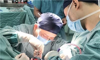  高处|高处坠落致“下水道”爆裂，专家解锁新技能，化解老人难言之隐