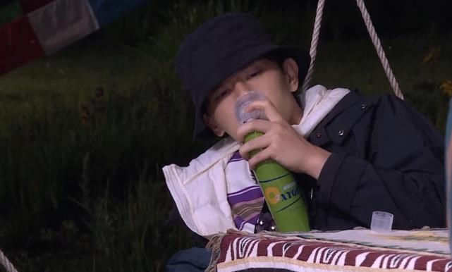  单身|杨超越夹菜给邓伦吃，谁注意邓伦接下来反应？单身者的避嫌