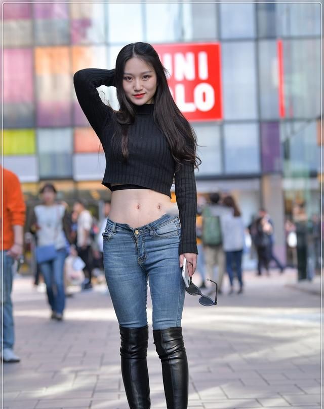 外露|黑色高领针织衫搭配牛仔长靴，霸气外露，御姐气质十足