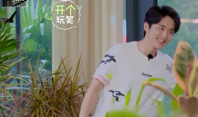  下意识|谭松韵冒雨重返节目组，谁注意张新成下意识反应？怕是偶像剧情