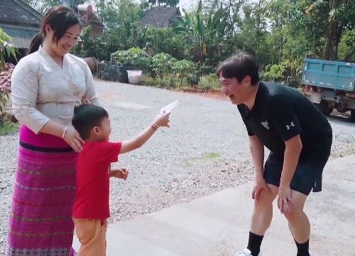  镜头|三岁小孩路上冲黄磊呲水时，有谁注意到他的表情镜头还拍着呢