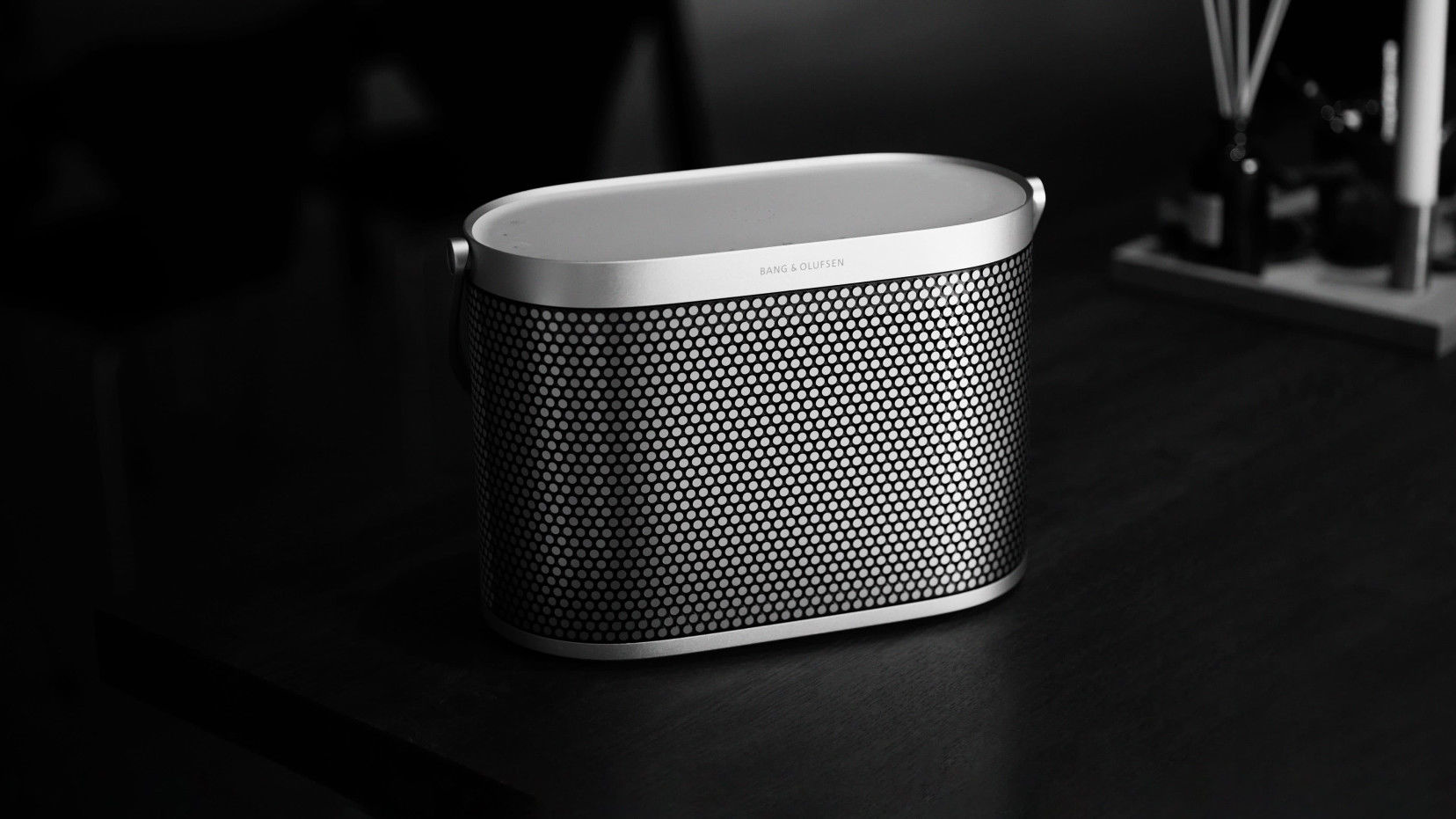 B&O 推出 Beosound A5 悬浮铝音箱，售价 1499 美元