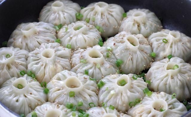 发酵|不揉面不发酵,用饺子皮做水煎包,皮薄馅大倍儿鲜美,当早餐正好