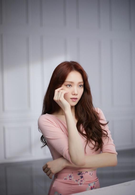 粉色|李圣经太扛“老”，30岁还拥有牛奶肌，红棕发色配粉色穿搭好少女