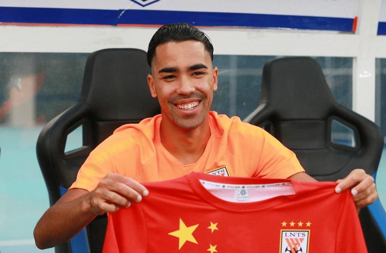  鲁能|李霄鹏口中大鱼现身？23岁归化球员社交平台晒照，暗示将回归鲁能