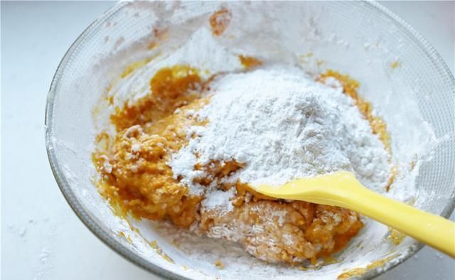  香甜|半个南瓜，1把糯米粉，不用水不用油，软糯香甜还拉丝