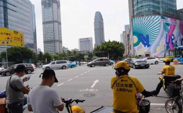 红绿灯|人车分离“斑马线”现身CBD,你选择什么方式过马路?