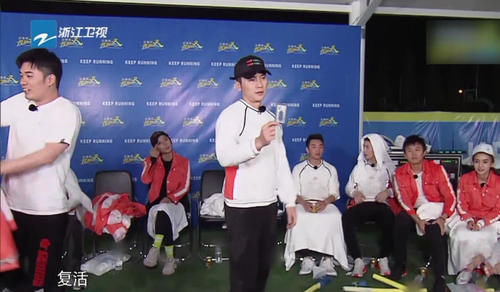  本性|Baby走T台不慎摔倒，邓超脱口而出6个字，意外暴露了本性