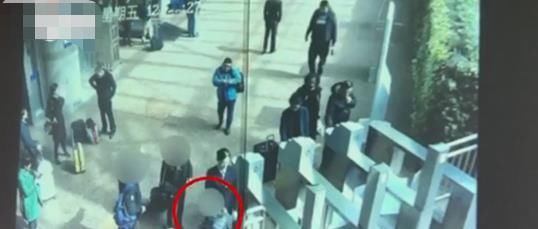  回应|“老人被路人行李箱绊倒后去世，家属索赔62万”，当事人回应来了