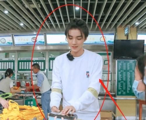  眼神|王俊凯录《中餐厅》，当他和黄晓明拥抱，谁注意到了林大厨：被眼神“出卖”