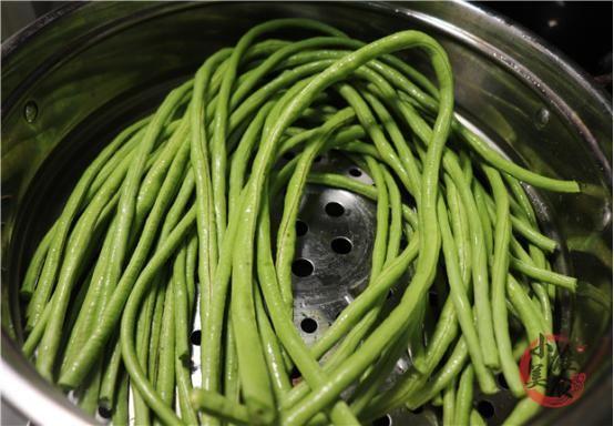 翠绿|今天才知道,保存豆角原来这么简单,教你这一招,鲜嫩翠绿又不坏