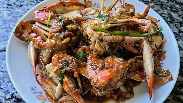 好吃|蒜蓉螃蟹的家常做法,很好吃的一道美食,简单美味,想吃就做