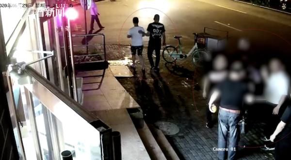  害人|专挑“黑车”碰瓷 “影帝”头破血流才分了400元