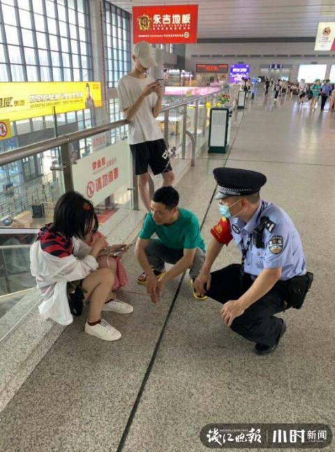  打架|31岁母亲和13岁女儿在火车站打架……什么情况？