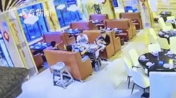  打电话|4小伙组团吃霸王餐，剩一个假装打电话飞奔出门