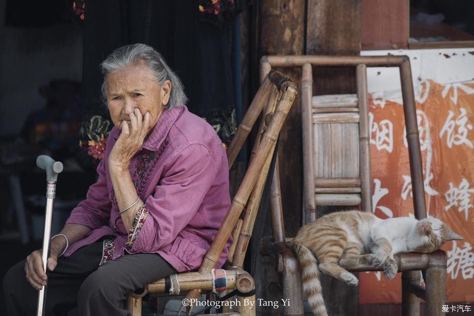 老一辈|【热搜冲顶】老一辈四川人的生活就是：吃烟，喝茶，打牌。