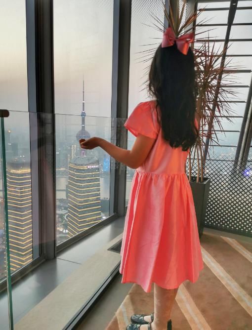  佳音|雷佳音老婆与8岁女儿跳舞，北北长腿初现舞姿帅气，眼睛像极爸爸