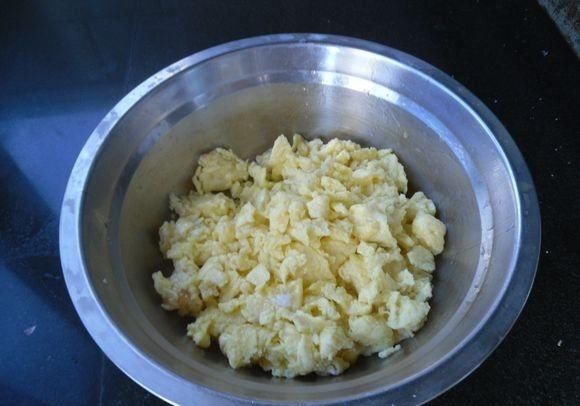  鸡蛋|这才是韭菜盒子正确做法，皮薄馅大，香味浓郁，一次8个不够吃