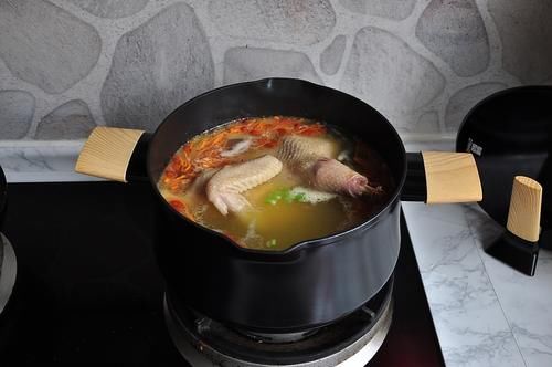  家人|炖鸡汤用凉水还是热水？下厨三十年，我的做法家人都喜欢，喝不腻